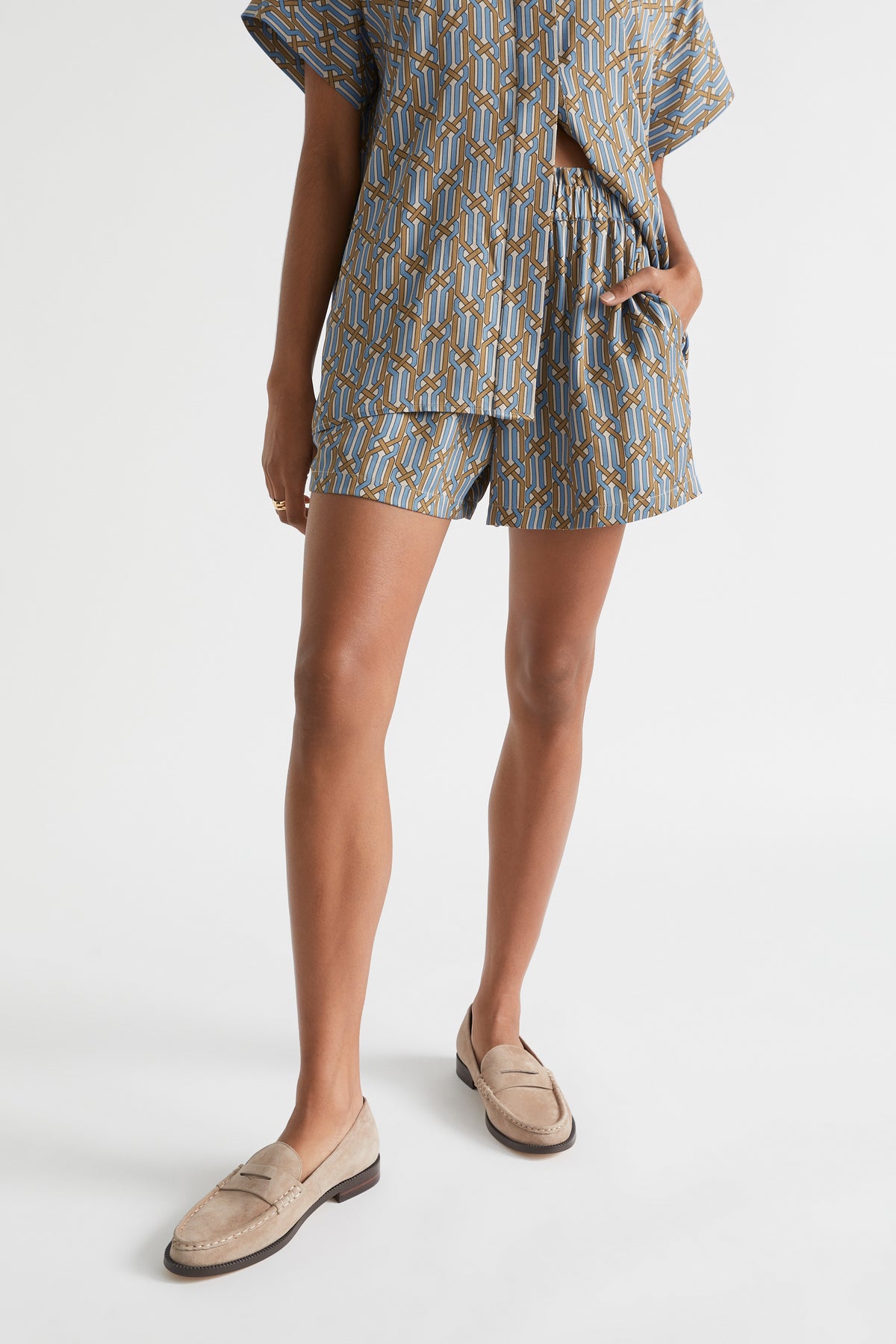Linear Retro Short
