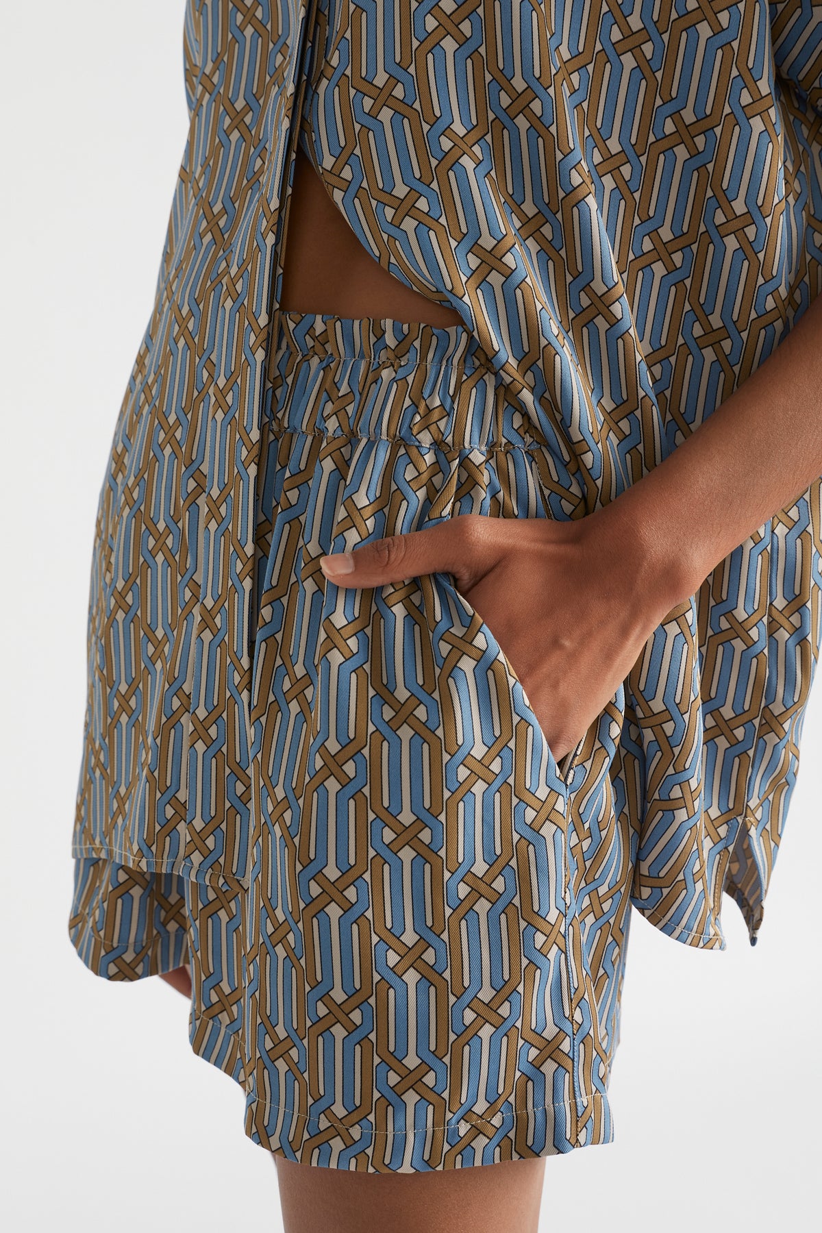 Linear Retro Short