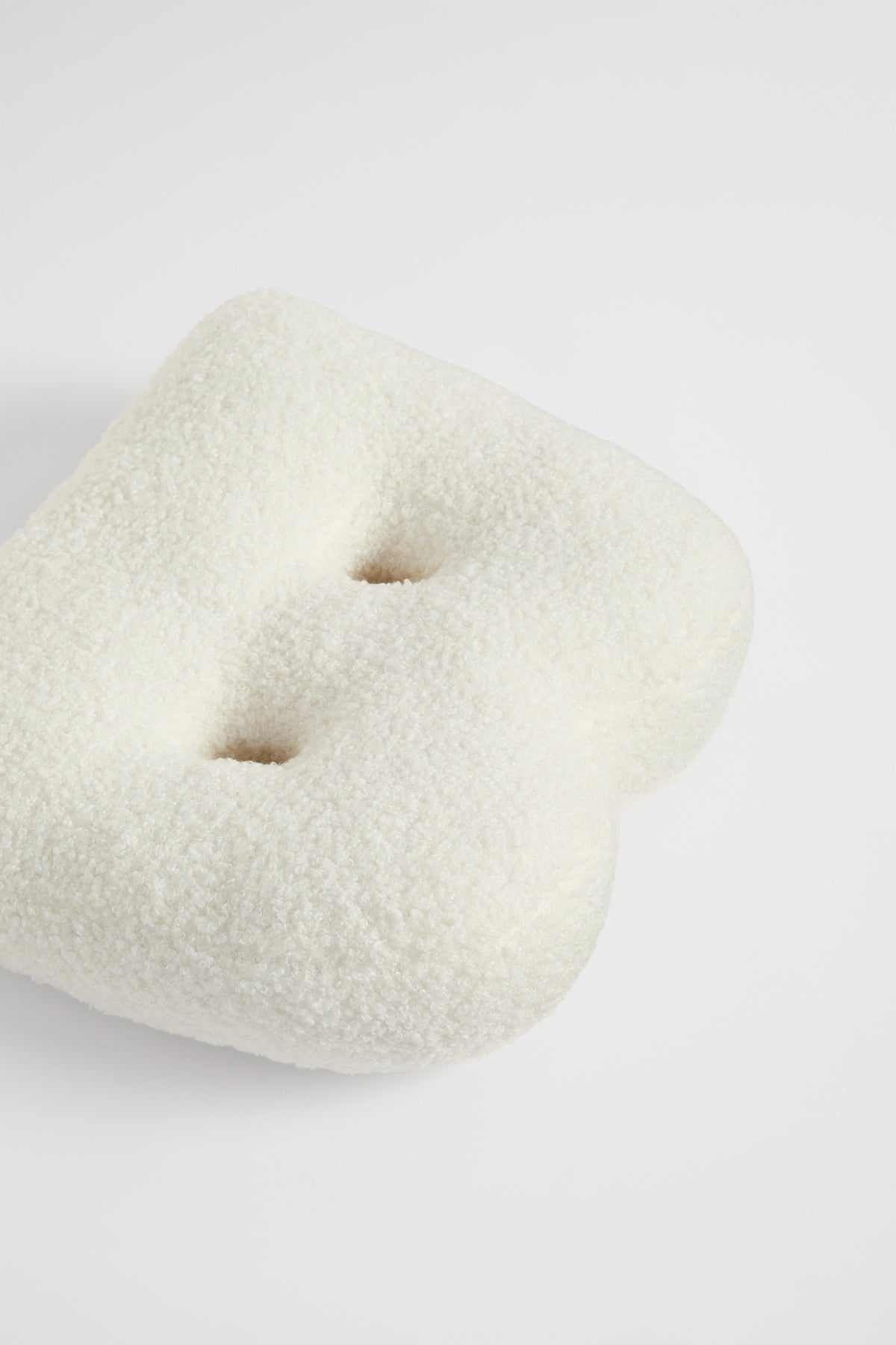 Teddy Initial Cushion Creme