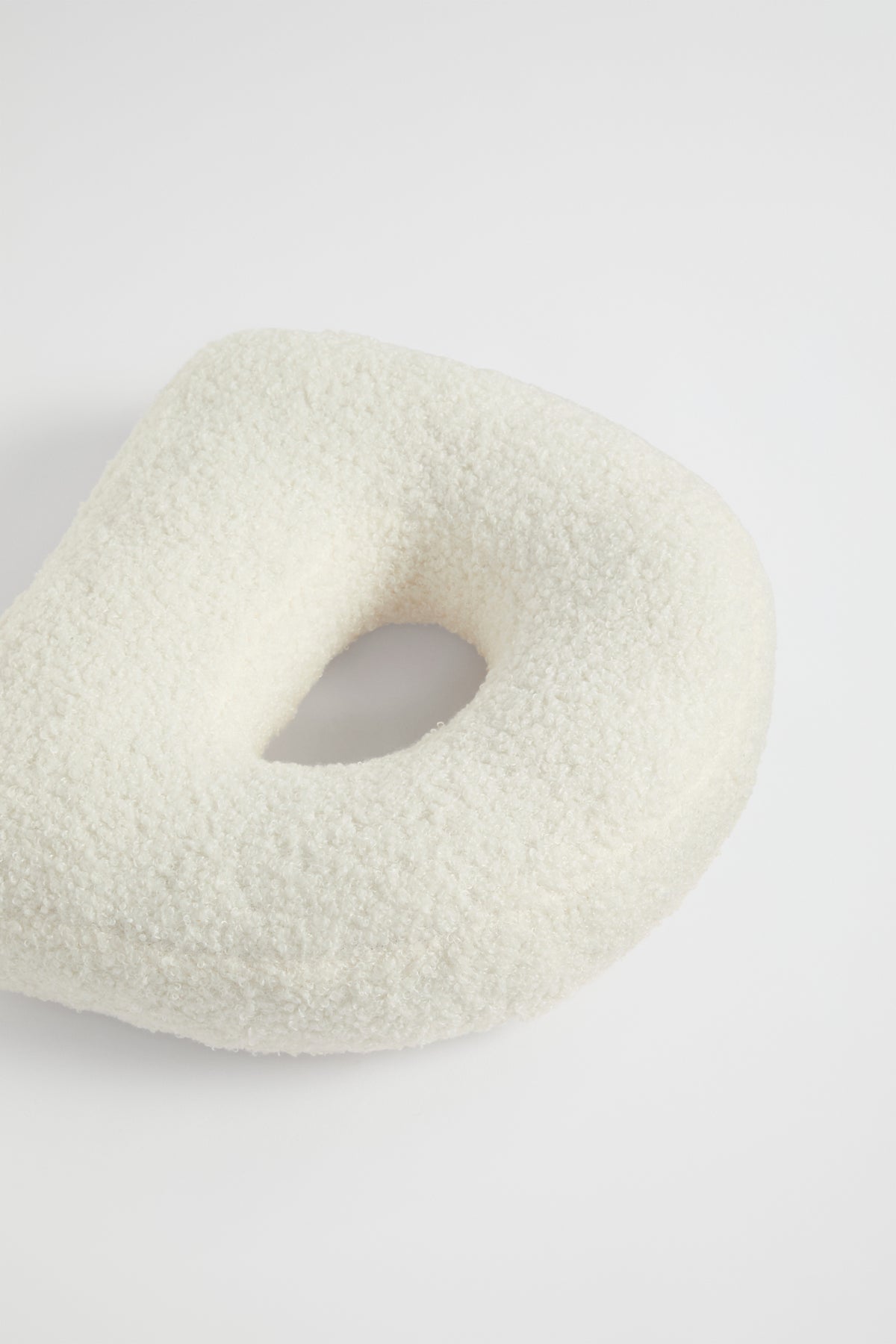 Teddy Initial Cushion Creme