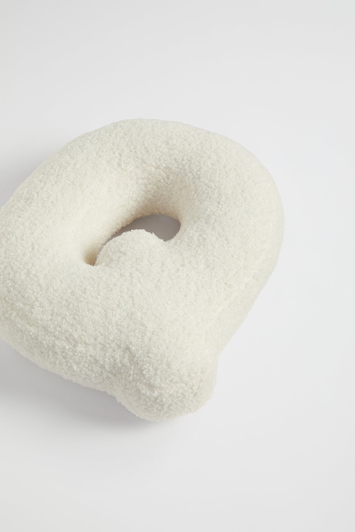 Teddy Initial Cushion Creme