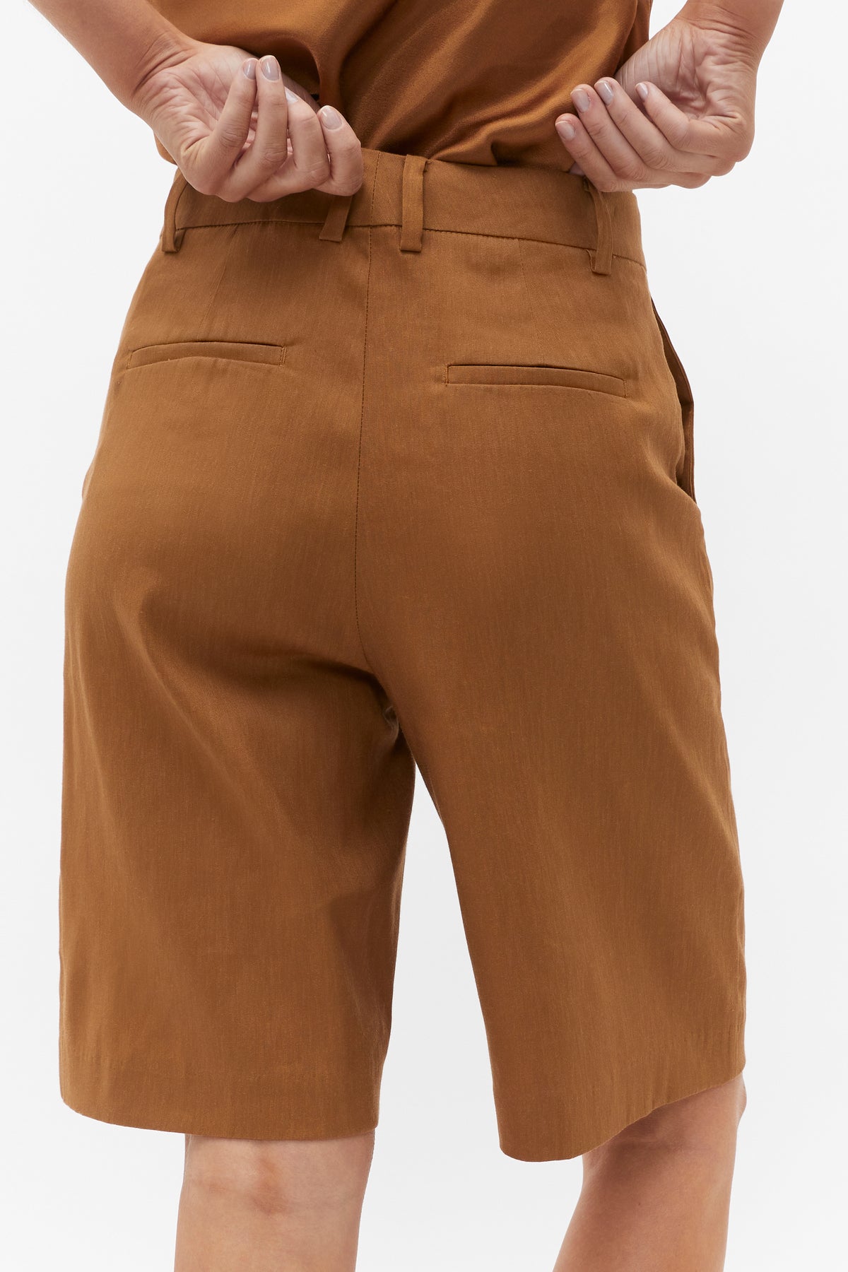 Tailored Longline Short