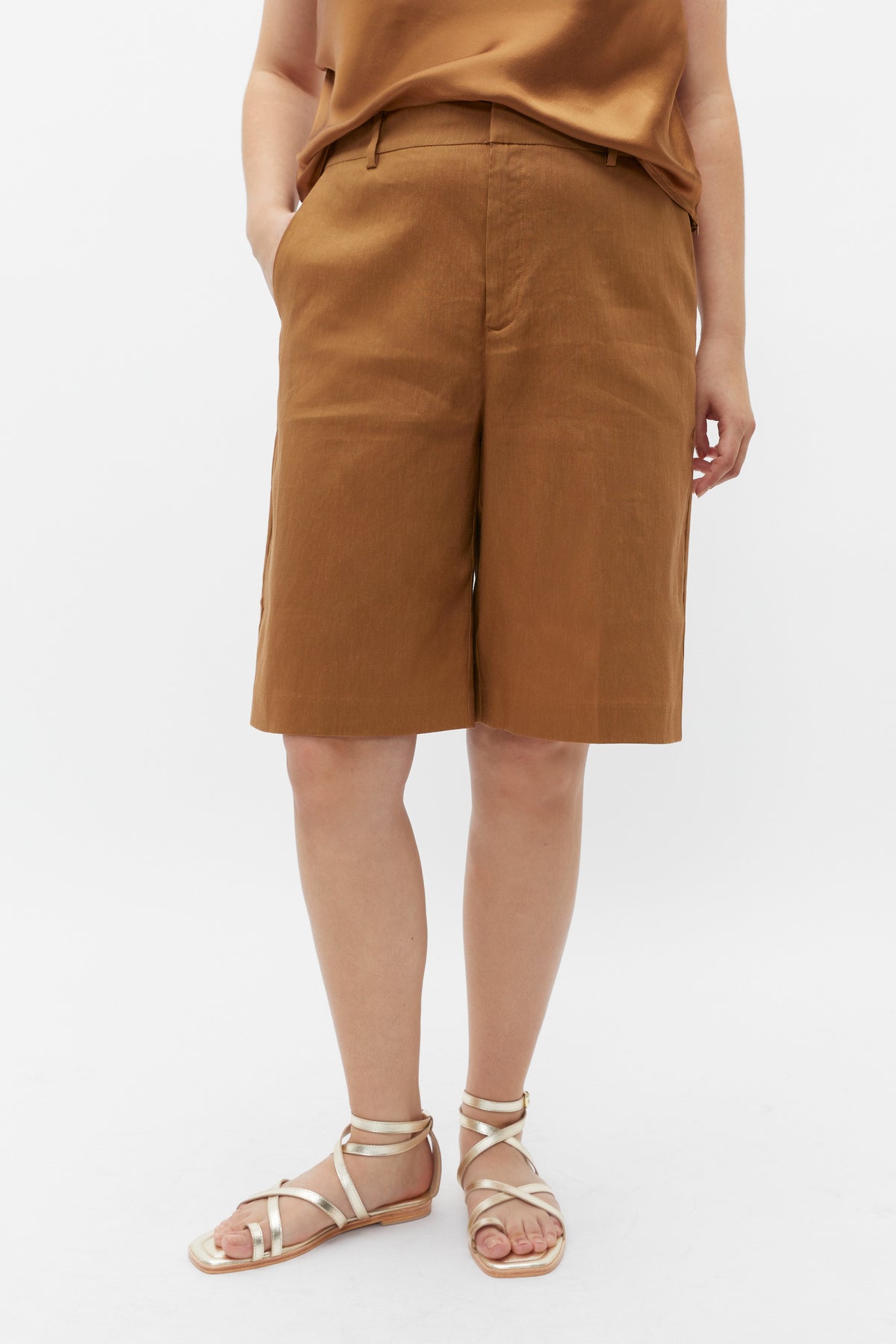 Tailored Longline Short