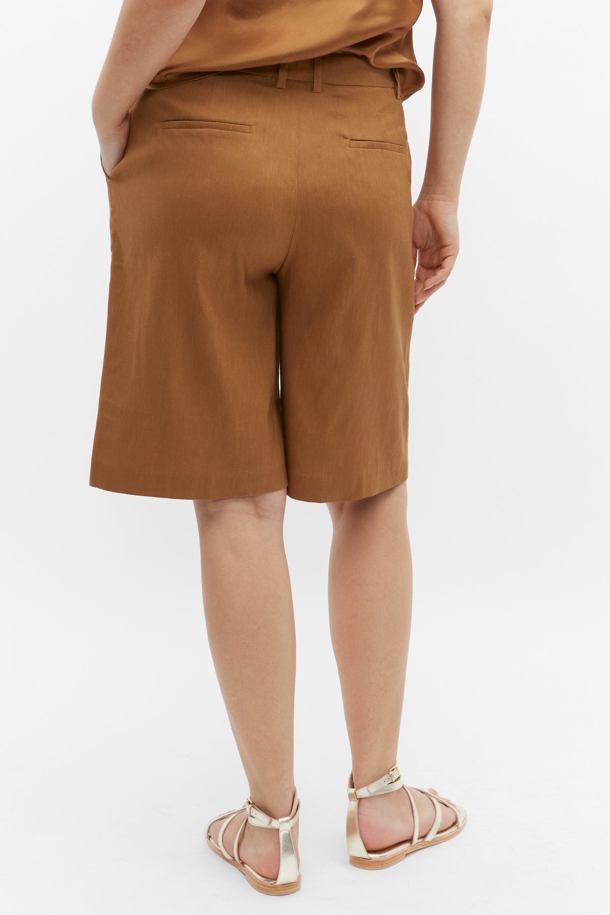Tailored Longline Short