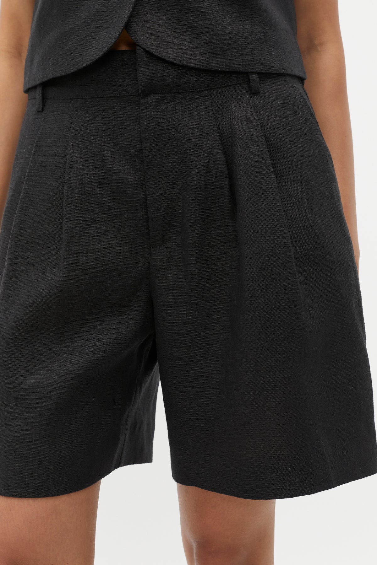 Linen Mid Length Short