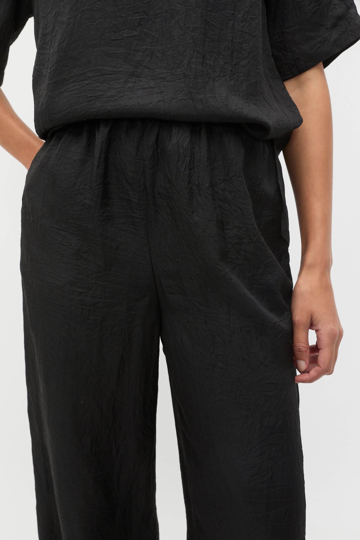 Textured Satin Gathered Pant