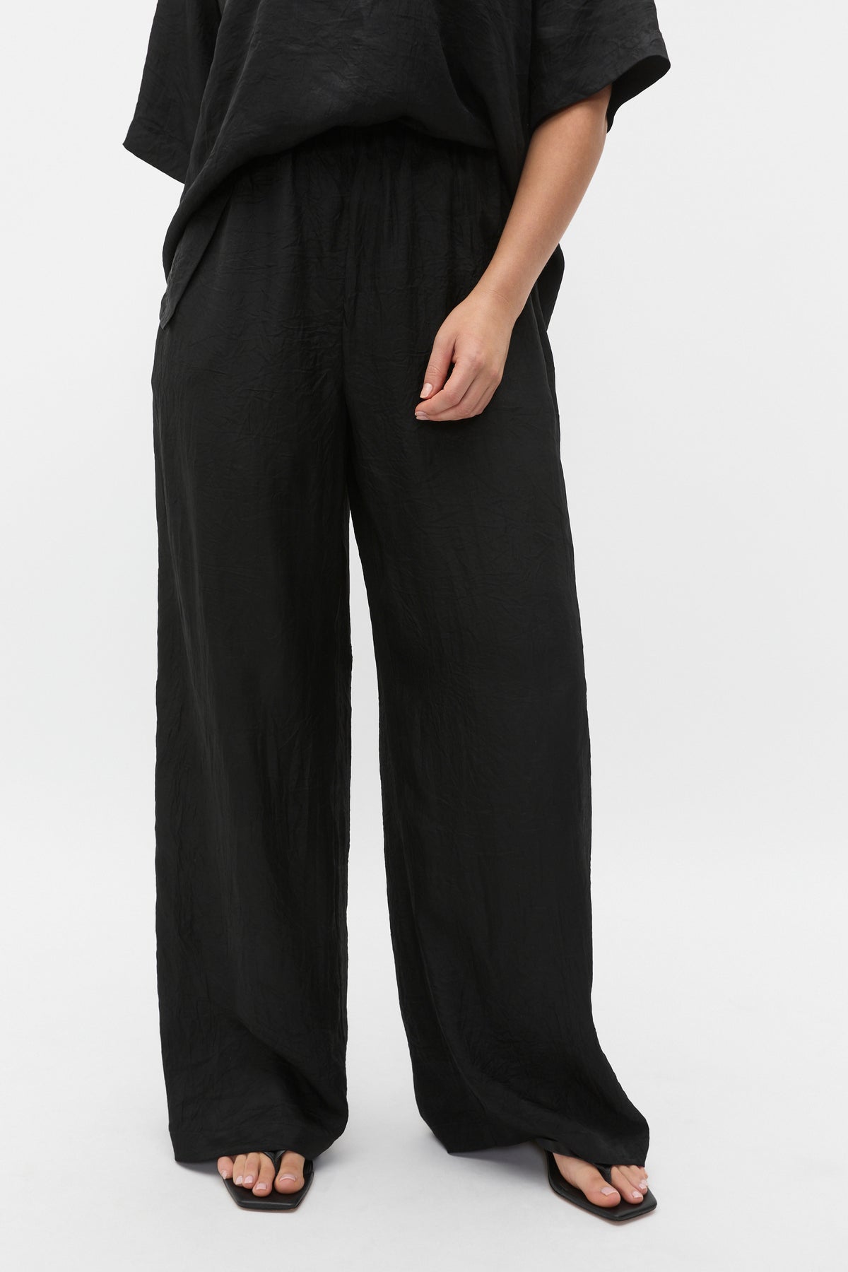 Textured Satin Gathered Pant