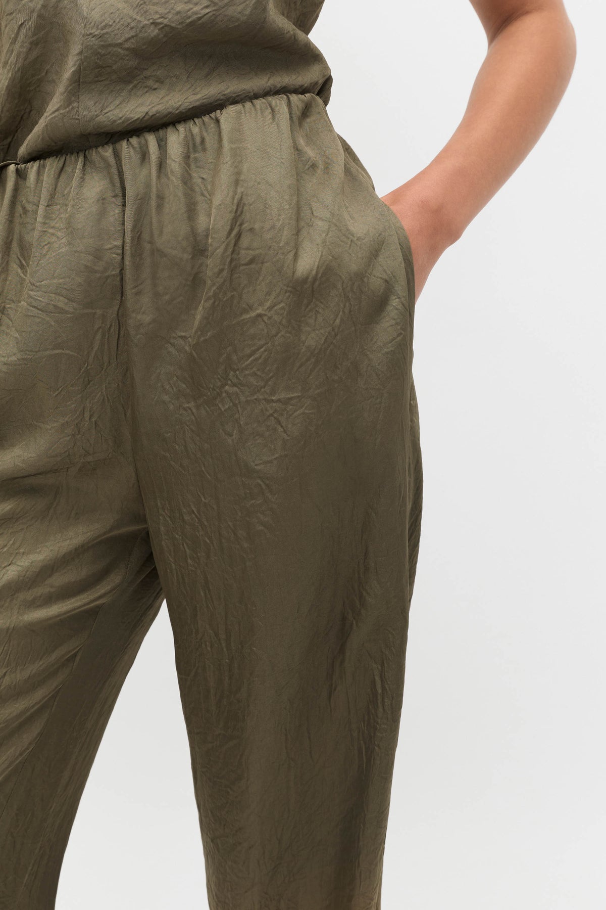 Textured Satin Gathered Pant