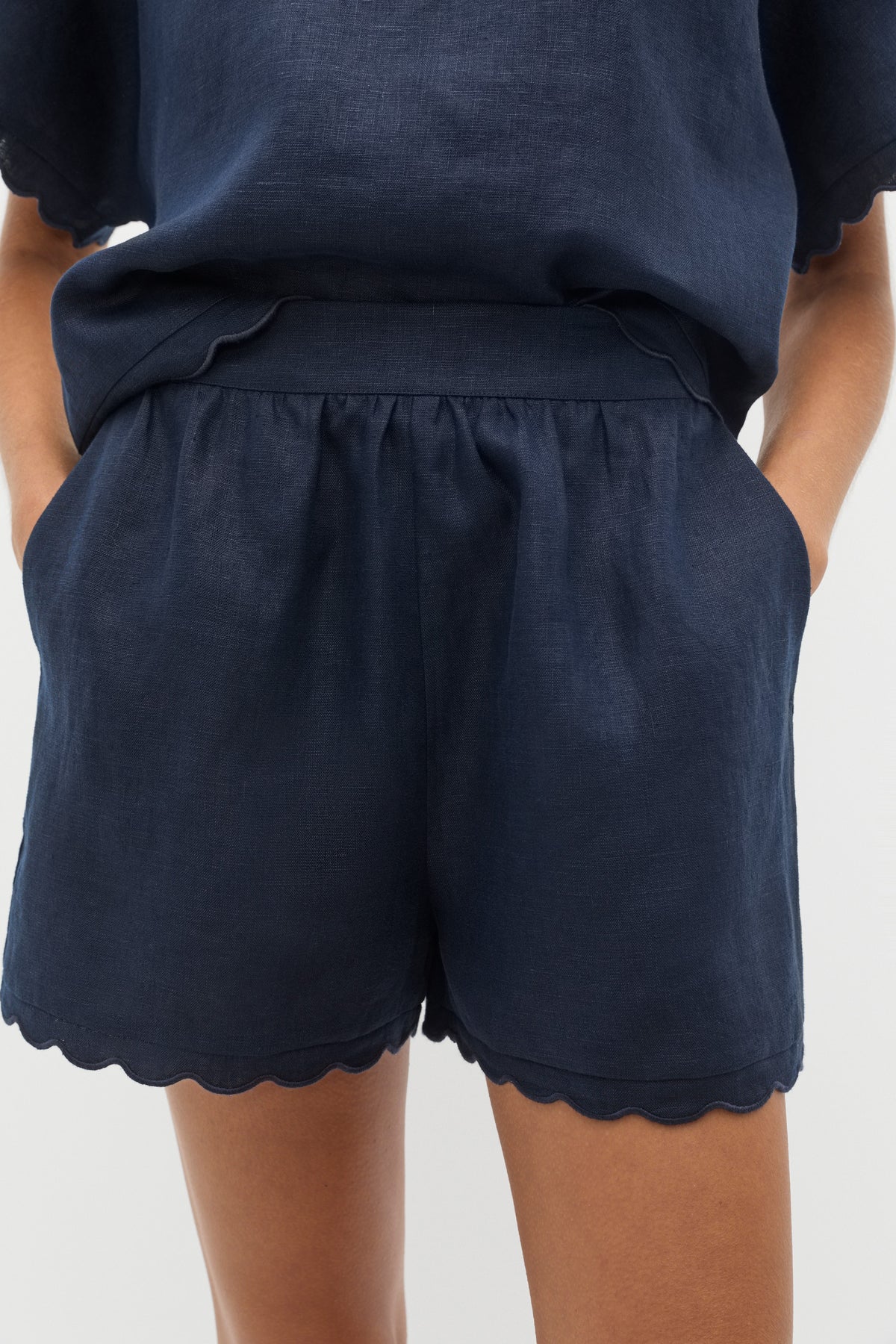 Linen Wave Scallop Short