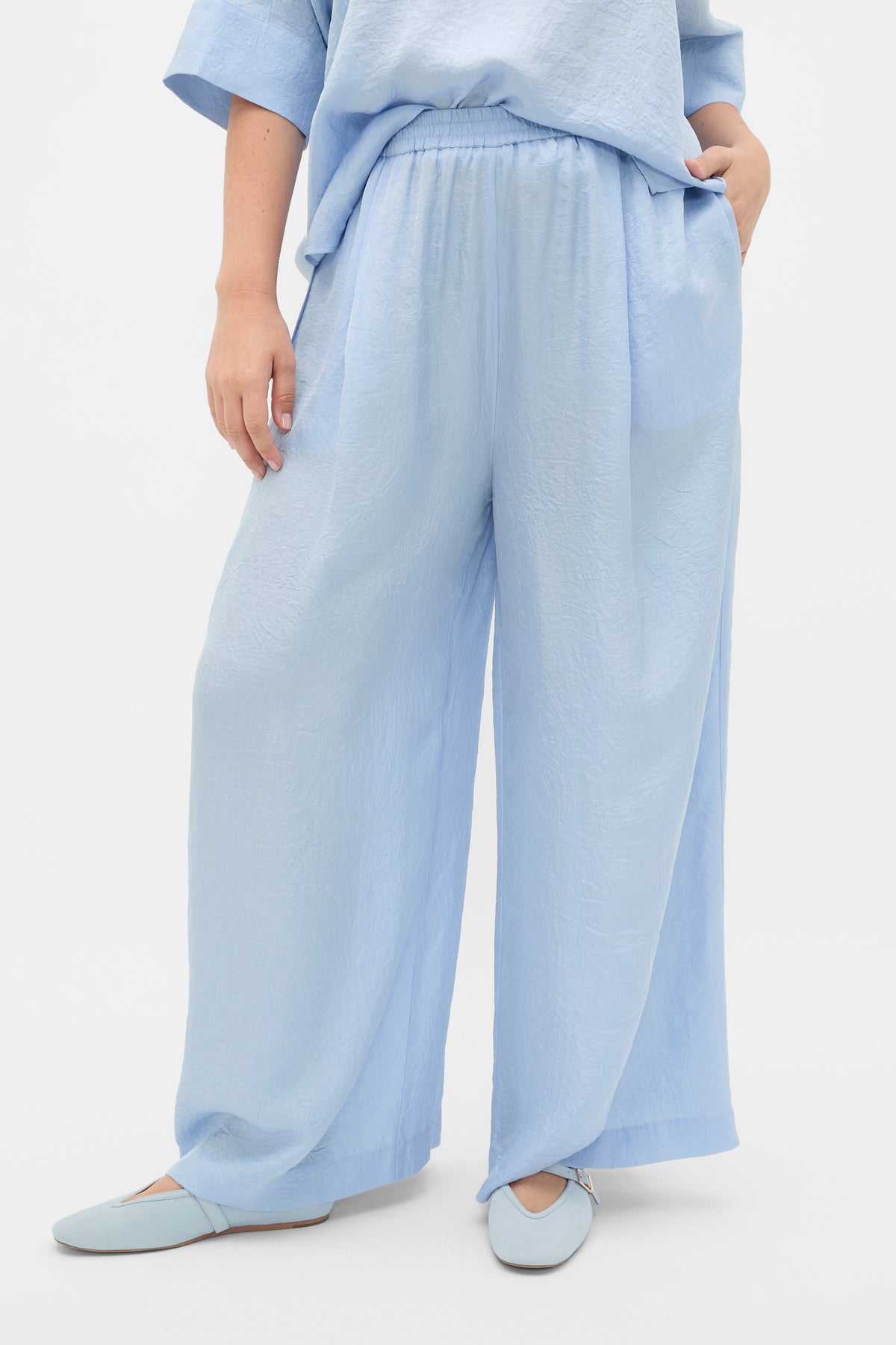 Textured Satin Gathered Pant