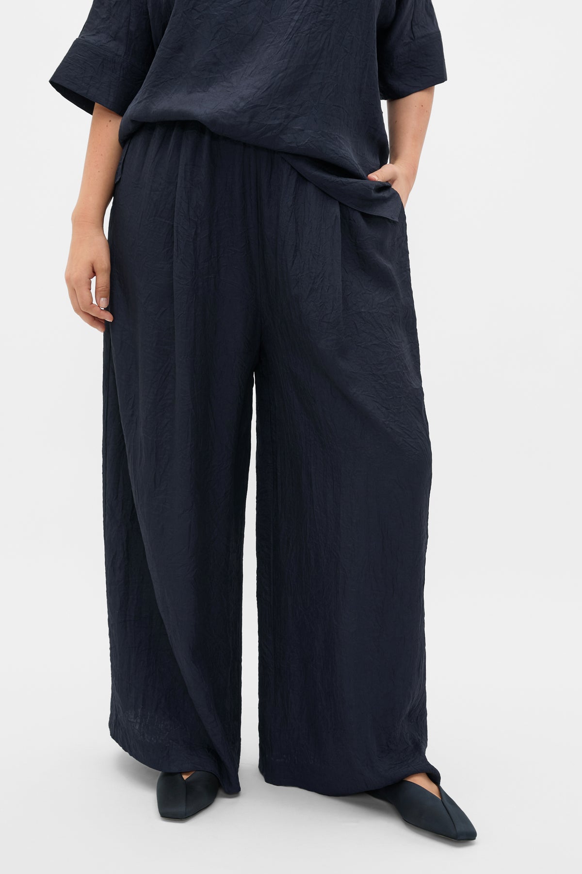 Textured Satin Gathered Pant